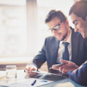 Twee mannen bespreken carrièremogelijkheden bij Nederlandse overheid