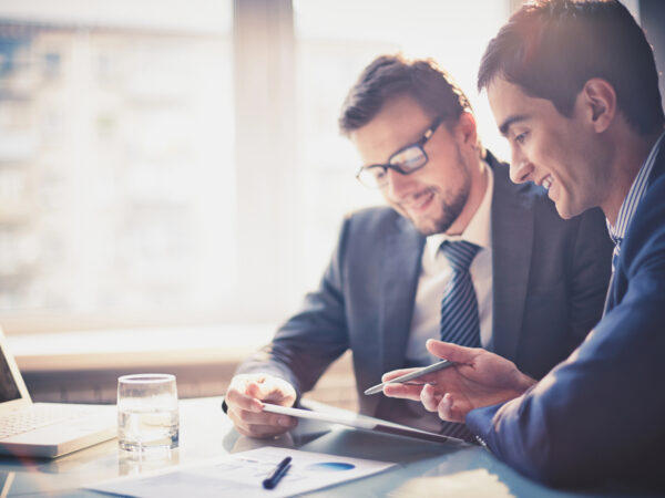 Twee mannen bespreken carrièremogelijkheden bij Nederlandse overheid